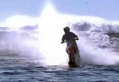No es broma: lleva su moto a casi 100 km/h sobre el mar