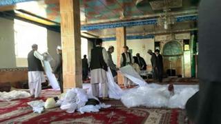 Afganistán: Terroristas vestidos de mujer asesinaron a 30 personas en mezquita