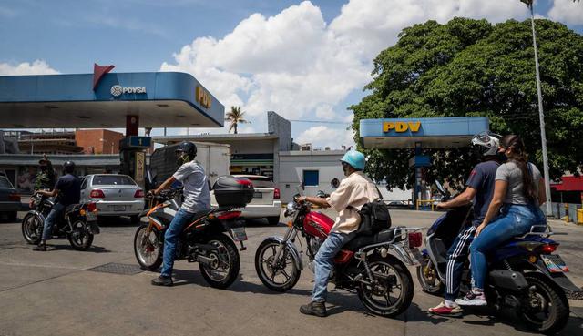 Varios motociclistas hacen fila en una estación de gasolina este jueves en Caracas (Venezuela). (EFE/Miguel Gutiérrez).