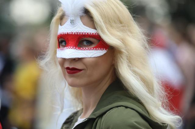 Una bielorrusa lleva una máscara durante una protesta contra los resultados de las elecciones presidenciales del 9 de agosto en las que Alexander Lukashenko fue reelegido. (Foto por - / TUT.BY / AFP).
