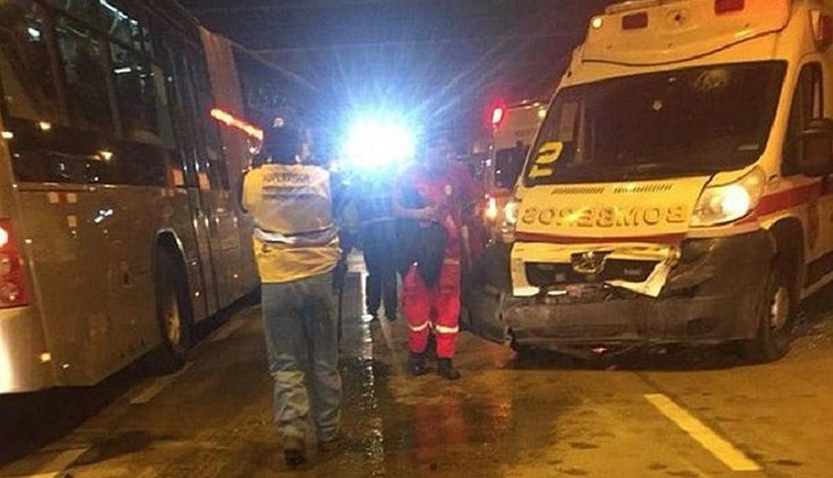 El Metropolitano informó que se trataba de una ambulancia particular que no se encontraba en emergencia. El hecho causó congestión en el sistema de transporte.