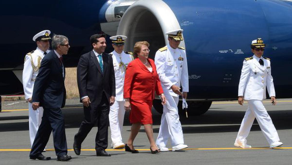 Bachelet sufre retraso en viaje a Perú por falla en avión