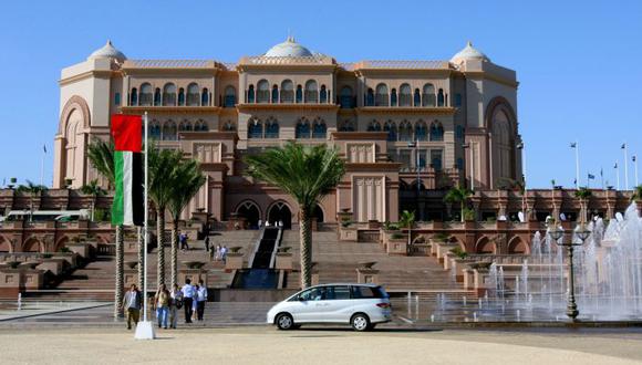 El lujoso hotel Emirates Palace de Abu Dabi, donde estaría alojado el rey emérito de España Juan Carlos I. (Foto: KARIM JAAFAR / AFP).