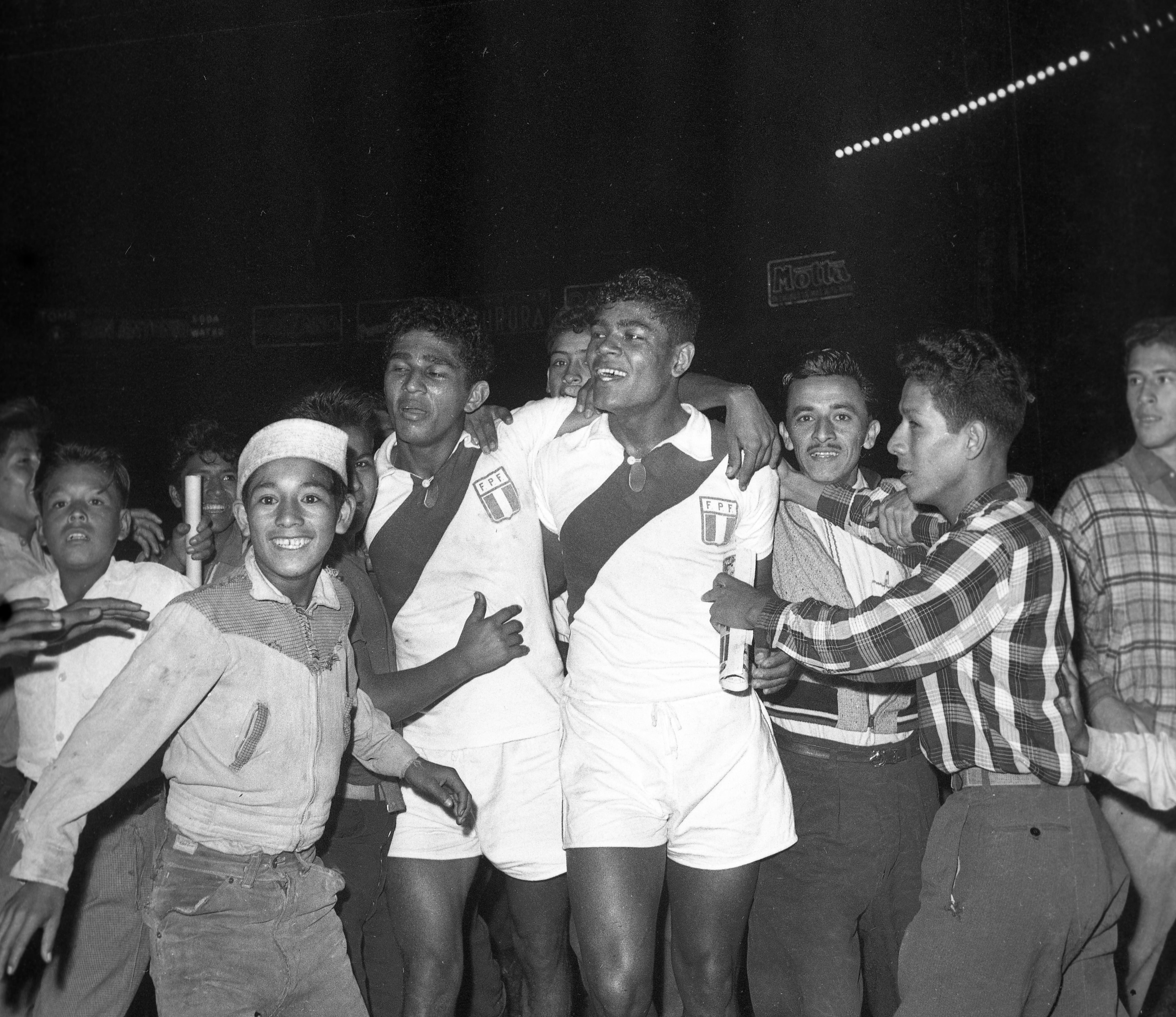 LIMA, 30 DE ABRIL DE 1960

TORNEO PRE OLIMPICO DE FUTBOL AMATEUR.

PARTIDO ENTRE LA SELECCION PERUANA Y LA DE BRASIL.
FOTO:  EL COMERCIO
