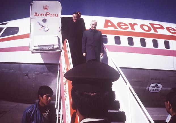 Cusco, 22 de julio de 1986. Ratzinger llega al Cusco con mucha expectativa. Allí hizo labor pastoral y se deslumbró con la arquitectura y arqueología cusqueñas. (Foto: GEC Archivo Histórico)