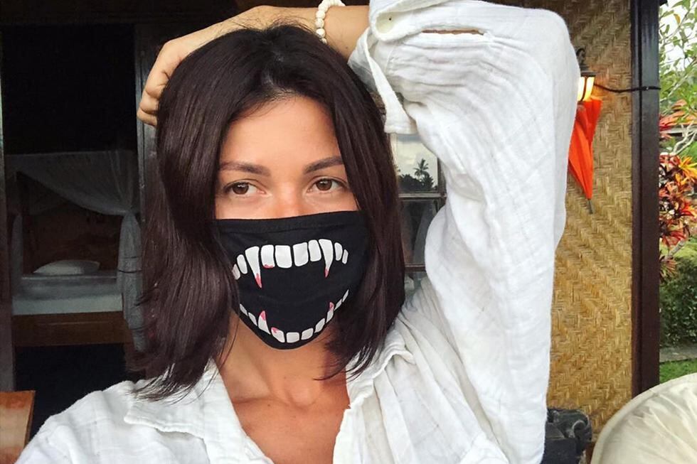 Una 'influencer' posando con una mascarilla para alertar del coronavirus. (Instagram | lena_yakobchuk__)