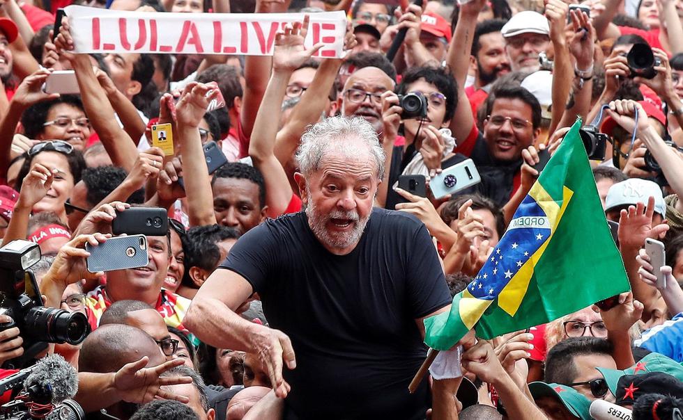 Simpatizantes del expresidente de Brasil Luiz Inácio Lula da Silva, lo llevan en hombros este sábado en Sao Bernardo do Campo, su cuna política, en su primer día en libertad después de 1 año y 7 meses entre rejas. (EFE/ Sebastião Moreira).