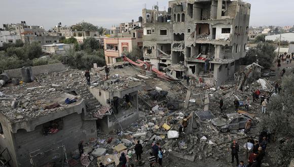 Palestinos buscan cadáveres y supervivientes entre los escombros de la casa destruida de la familia Manasra tras un ataque aéreo israelí en el sur de la Franja de Gaza, el 25 de diciembre de 2023. EFE/EPA/MOHAMMED SABLE