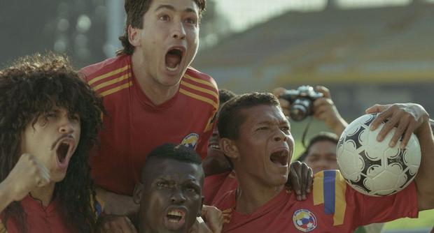 Andrés Escobar junto a la Selección de Colombia tras conseguir una victoria en "Goles en contra" (Foto: Netflix)