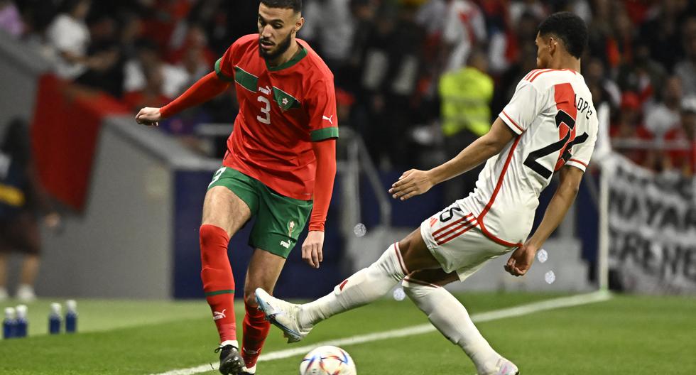 Morocco's defender Noussair Mazraoui (L) vies with Peru's midfielder Marcos Lopez during the friendly football match between Morocco and Peru at the Wanda Metropolitano stadium in Madrid on March 28, 2023. (Photo by JAVIER SORIANO / AFP)