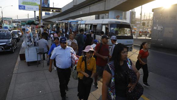 Deja de funcionar la línea del Corredor Morado causando un caos entre la población de San Juan de lurigancho. (Foto: julio reaño/@photo.gec)