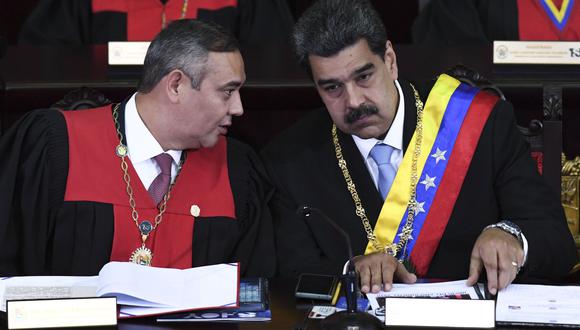 Maikel Moreno, presidente del TSJ (izquierda), junto al mandatario de Venezuela Nicolás Maduro en una imagen del pasado 31 de enero. (Foto: Yuri CORTEZ / AFP).