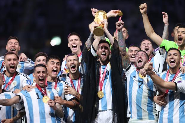 Messi celebrando con sus compañeros el título del Mundial Qatar 2022.