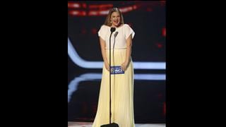 Drew Barrymore lució su embarazo en People’s Choice Awards