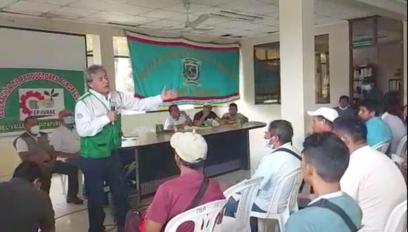 Jefe de Devida, Ricardo Soberón, anuncia su “pacto social ciudadano” a los dirigentes de la Fepavrae, gremio a favor de legalización de los sembríos de coca en el ámbito nacional.