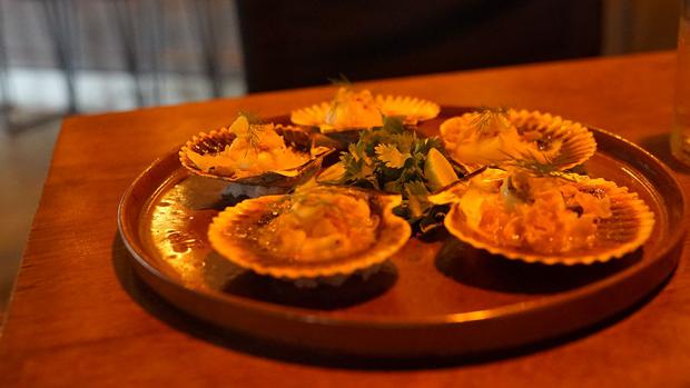 Large fan shells brought from Pisco prepared with a melted house butter, irresistible and crunchy garlic and lemon chips.  (Photo: Alejandro Infantes / GEC)
