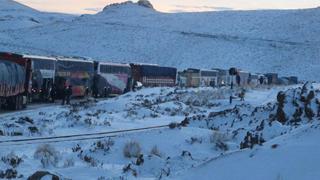 Nevada en carretera Arequipa-Puno deja varados a cientos de vehículos
