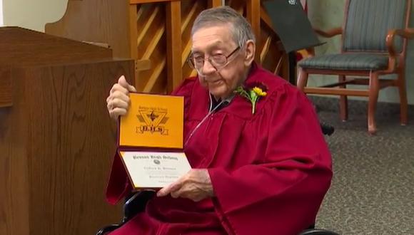 A sus 91 años, Clifford Hanson recibió su diploma de estudios secundarios. Su historia emocionó a miles de usuarios en Facebook | Foto: Captura de video FOX