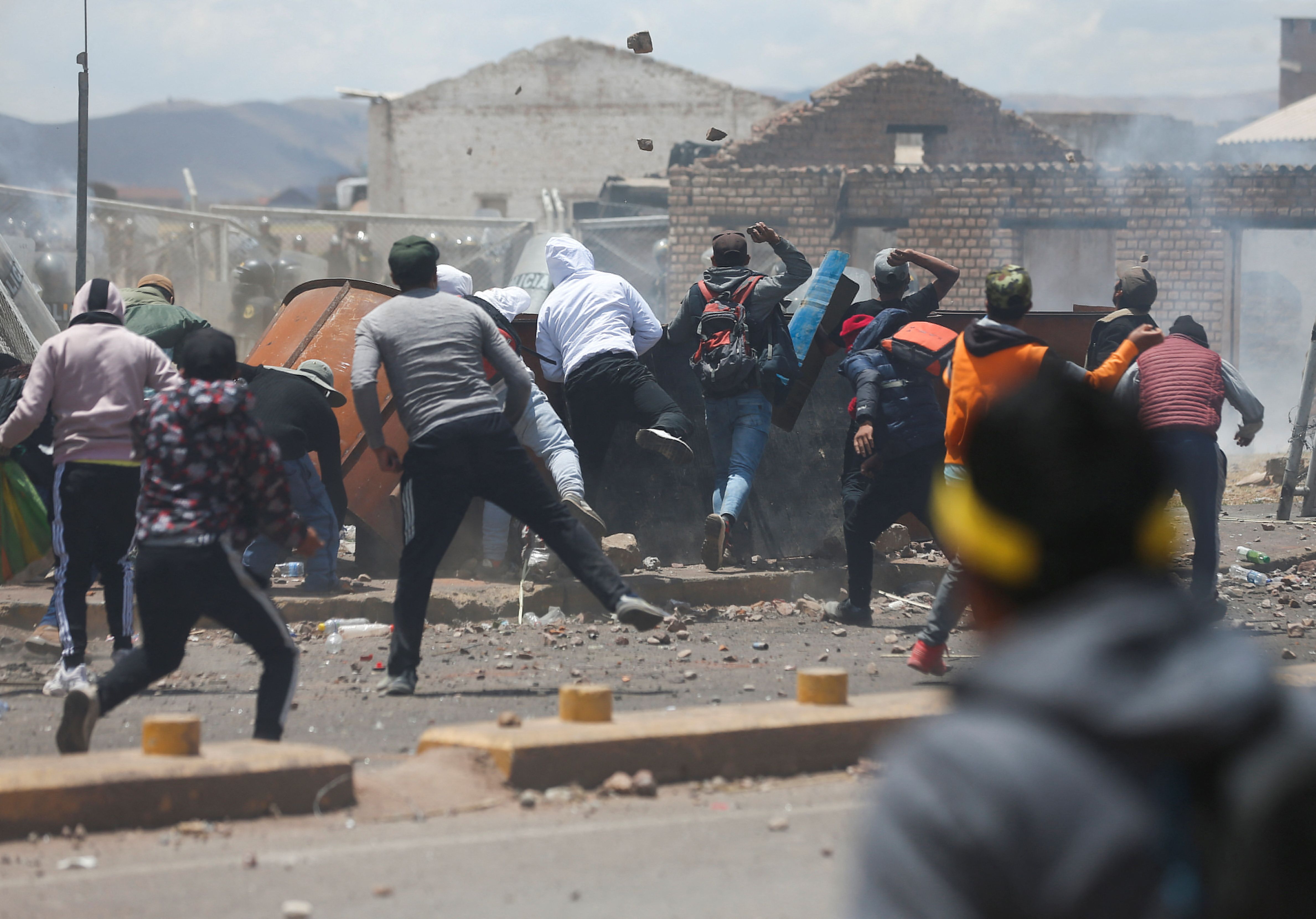 Así se vivió la violenta jornada de enfrentamientos en las inmediaciones del aeropuerto de Juliaca, el cual quedó destruido. REUTERS/Hugo Courotto