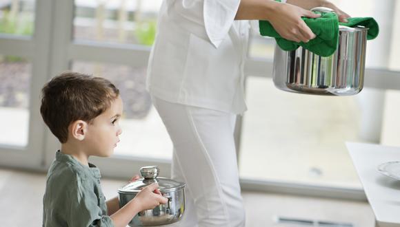 Cinco formas divertidas para que tus hijos te ayuden a cocinar