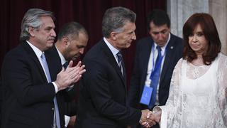 Cristina Kirchner saludó con frialdad a Mauricio Macri y se negó a firmar con el mismo lapicero | FOTOS Y VIDEO