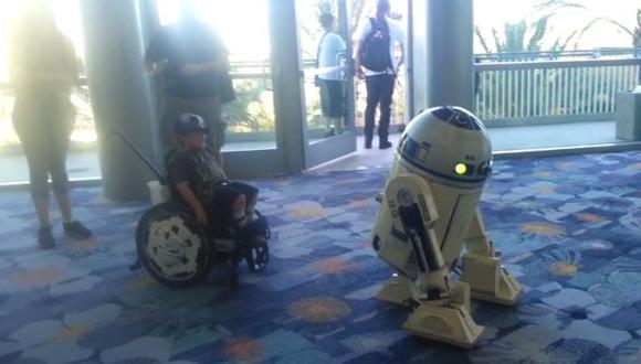 YouTube: niño en silla de ruedas se alegra jugando con R2-D2
