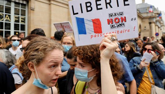 Unas 114.000 personas se manifestaron este sábado por toda Francia para protestar contra las disposiciones del Gobierno frente a la pandemia, en nombre de la “libertad” y frente a lo que consideran “dictadura sanitaria”. (Foto: Pascal Rossignol / Reuters)