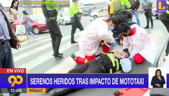 Agentes heridos tras impacto de mototaxi. | Foto: captura Latina
