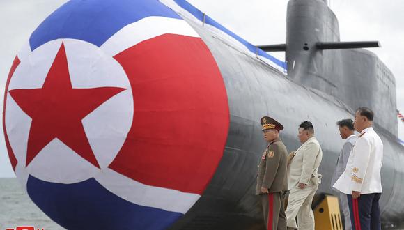 El líder norcoreano, Kim Jong-un, asiste a la ceremonia de inauguración del nuevo submarino nº 841, bautizado como Héroe Kim Kun Ok, en un lugar no revelado de Corea del Norte, el 6 de septiembre de 2023. (Foto de KCNA VIA KNS / AFP)