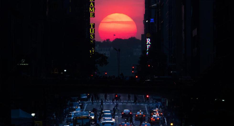 El fenómeno de Manhattanhenge el 29 de mayo del 2013, cuando el sol se pone a un ángulo exacto con las calles de Manhattan, Nueva York. (Foto AP/John Minchillo).