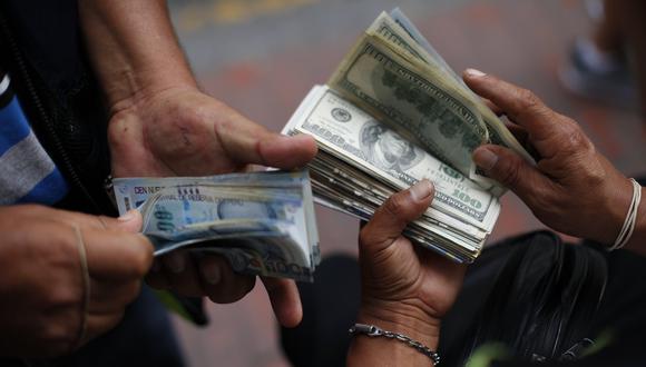 Hoy el dólar se vendía a S/ 3.560 en las casas de cambio y las calles de la capital. (Foto: AFP)