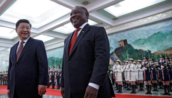 El presidente de Sudáfrica, Cyril Ramaphosa, y el presidente de China, Xi Jinping, sonríen después de revisar la guardia de honor en el Gran Palacio del Pueblo en Beijing, China. (Foto: Reuters)
