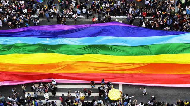 Miles de personas se concentraron hoy en en la vigésima segunda edición del Desfile del Orgullo LGBTI 2018 de Sao Paulo, la mayor ciudad de Brasil y en la que se esperan más de tres millones de asistentes, según los organizadores. (Foto: AP)