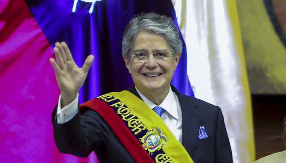 El presidente de Ecuador, Guillermo Lasso, saluda durante su toma de posesión en la Asamblea Nacional en Quito, el 24 de mayo de 2021. (Foto de la Asamblea Nacional de Ecuador / AFP).