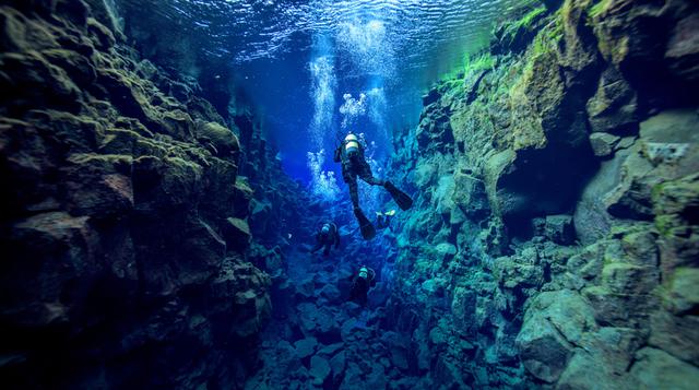 Bucea entre dos continentes en la fisura de Silfra en Islandia - 1