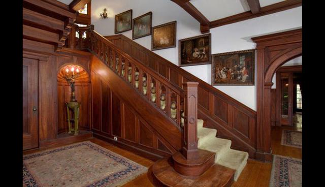 Esta casa cuenta con dos niveles. En las escaleras se generó una composición de cuadros, que forman parte de la decoración. (Foto: Airbnb)