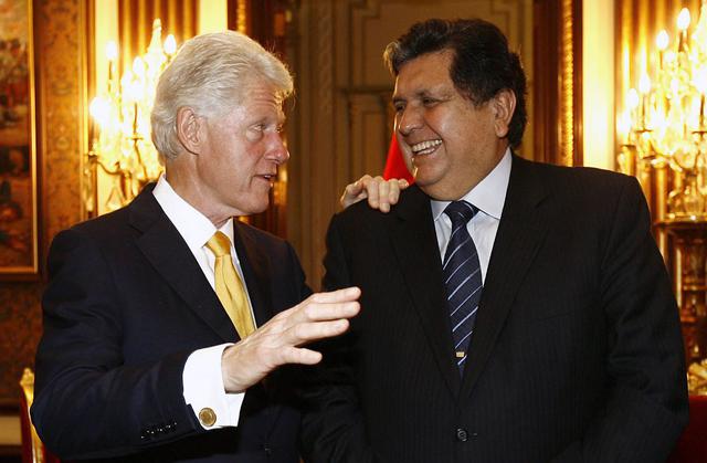 Alan García y el presidente de Estados Unidos, Bill Clinton, el 8 de junio del 2010 en Lima. (AFP).