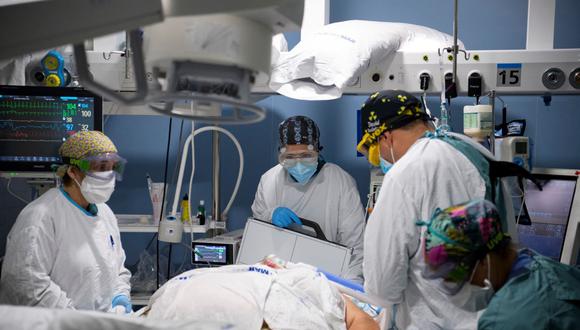 Trabajadores sanitarios atienden a un paciente de coronavirus en la Unidad de Cuidados Intensivos (UCI) del Hospital del Mar en Barcelona, España, el 4 de agosto de 2021. (JOSEP LAGO / AFP).