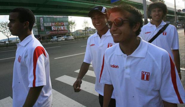 Los 'Jotitas' de paseo en Corea del Sur, país que albergó el Mundial Sub 17 de 2007. En la foto algunos de los que aparecer son Reimond Manco, Luis Trujillo y Pedro Gallese. (Foto: USI)