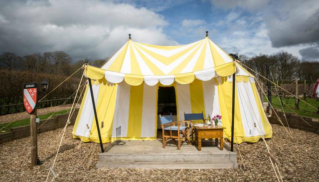 2. Reino Unido: Knight’s Glamping, condado de Kent: 
Este conjunto de tiendas de campaña de estilo medieval, se levanta en el terreno que ocupa el viñedo del castillo de Leeds, en la ciudad de Maidstone, la capital del condado. Los espacios han sido decorados con mobiliario y objetos como los que utilizaron los antiguos monarcas británicos. Aprovecha tu estadía para ir al castillo donde vivió el rey Enrique VIII. Foto: Facebook: Leeds Castle