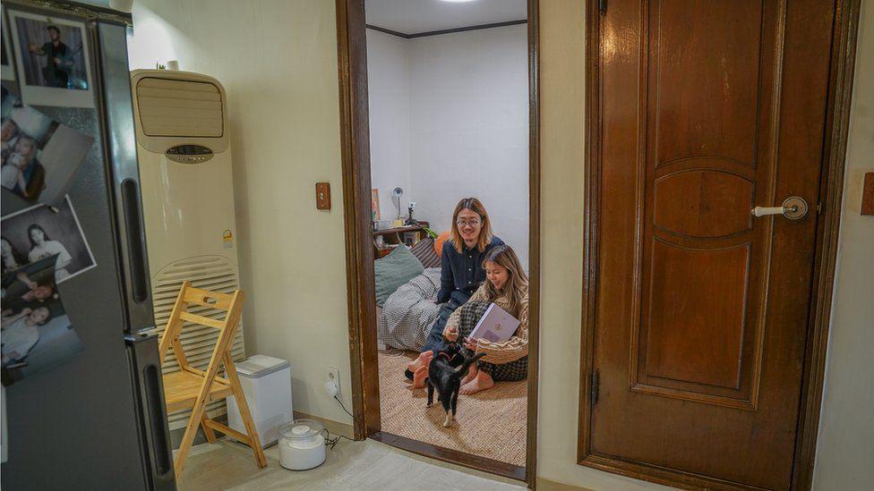 Park Young-jun y Shim Min renovaron el departamento juntos.