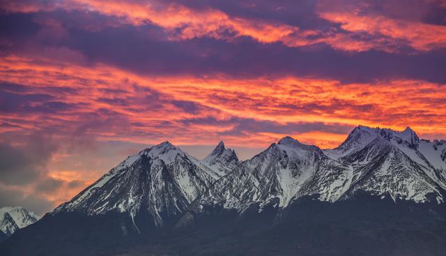 Vista de los montes Martial, al norte de Ushuaia, durante un hermoso atardecer. Foto: Shutterstock.