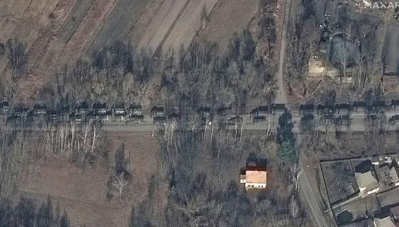 Una imagen de satélite muestra a las fuerzas terrestres rusas al noreste de Ivankiv en dirección a Kiev, Ucrania. (satélite ©2022 Maxar Technologies/Folleto a través de REUTERS).