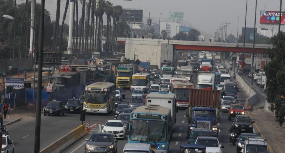 Alcalde Jorge Muñoz cuestionó que la obra a cargo de Rutas de Lima aún no tiene fecha para entrar en funcionamiento. (Foto: Juan Ponce / El Comercio)