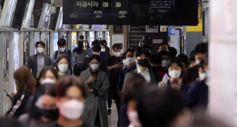 Las personas con máscaras caminan en la estación de Seúl en Seúl, Corea del Sur, el 26 de mayo de 2020. (EFE/YONHAP SOUTH KOREA OUT).