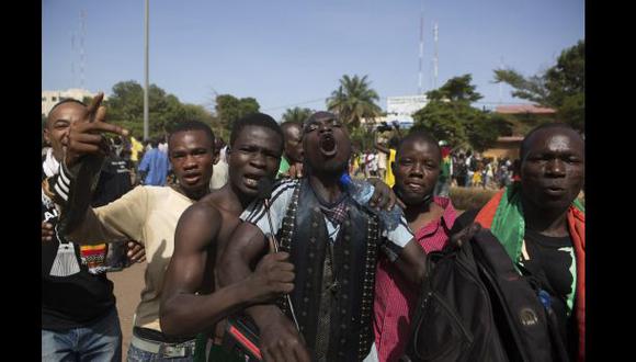 Burkina Faso se declara en emergencia y disuelve su gobierno