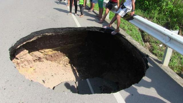 Ucayali: carretera de Aguaytía se hundió tras intensa lluvia - 1