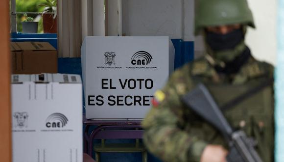 Un soldado hace guardia en un colegio electoral en Quito durante las elecciones presidenciales y el referéndum sobre minería y petróleo en Ecuador, el 20 de agosto de 2023. (Foto de MARTIN BERNETTI / AFP)
