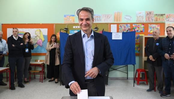 El primer ministro griego y líder del partido de derecha Nueva Democracia, Kyriakos Mitsotakis, emite su voto en un colegio electoral durante las elecciones generales en Atenas el 21 de mayo de 2023. (Foto de Angelos Tzortzinis / AFP)