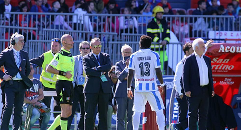 El jugador del Pescara, Muntari, recibió insultos racistas y abandonó el campo de juego. (Foto: Getty Images)